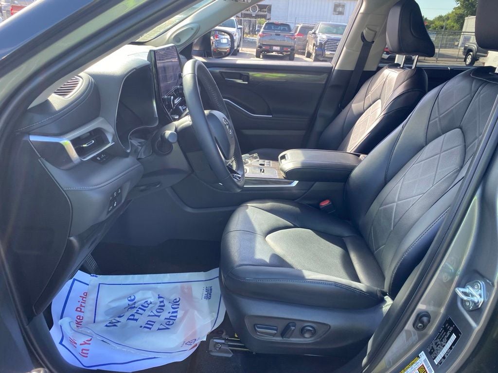 2025 Toyota Highlander Hybrid Platinum