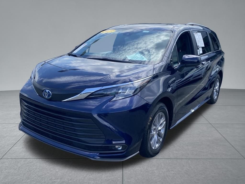 2025 Toyota Sienna XLE 8 Passenger