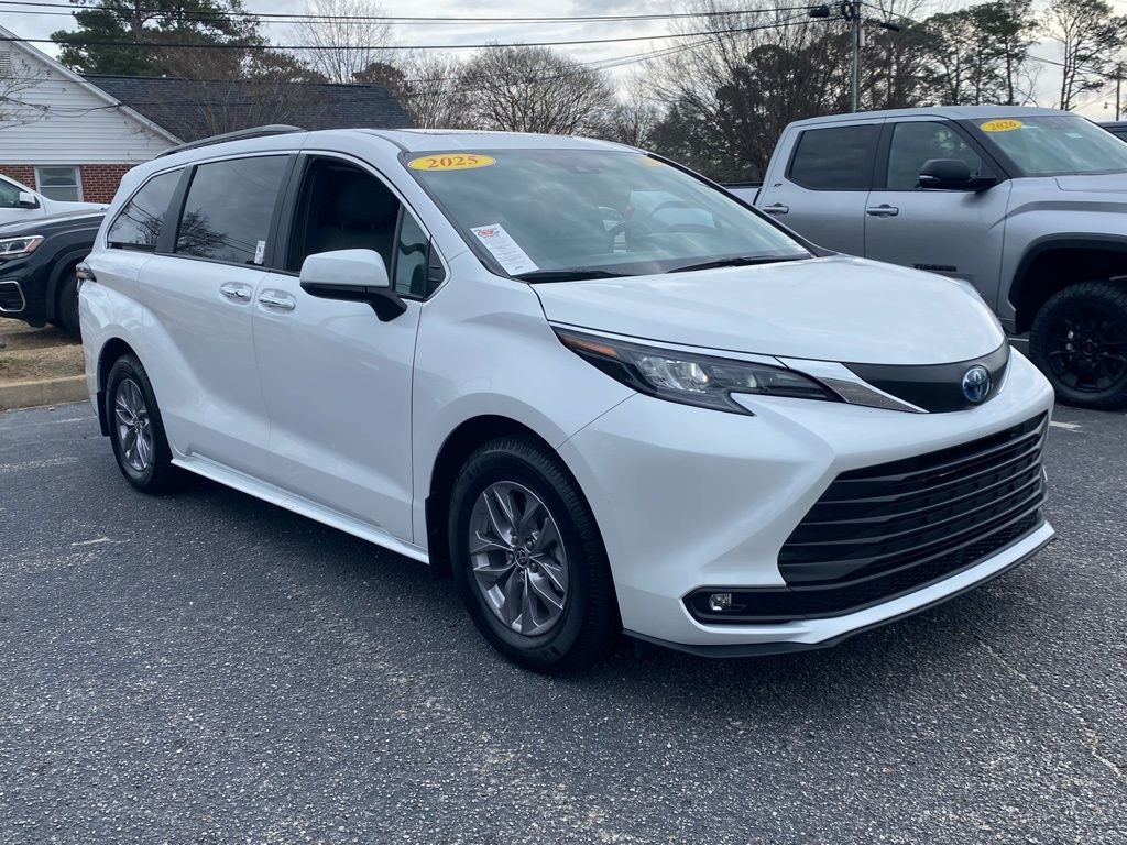 2025 Toyota Sienna XLE 8 Passenger