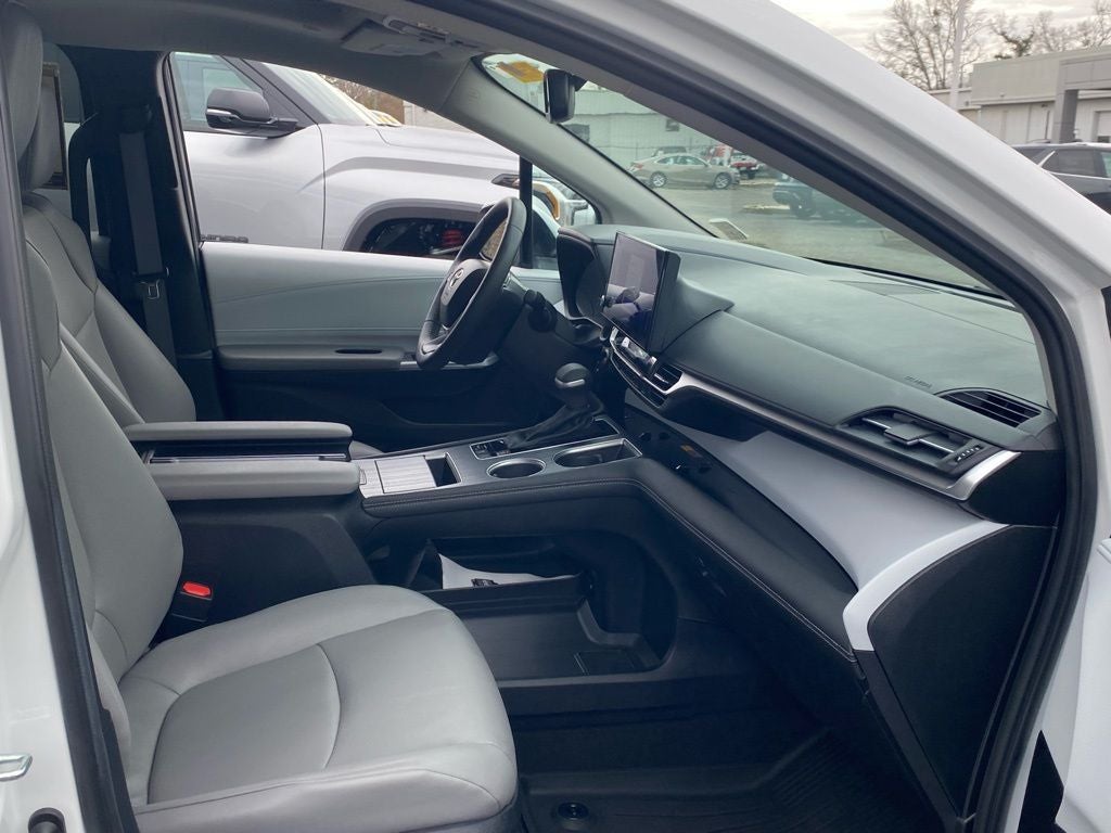 2025 Toyota Sienna XLE 8 Passenger