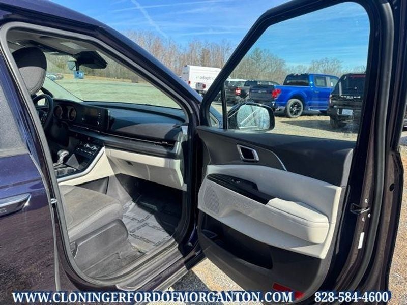 2023 Kia Carnival LX