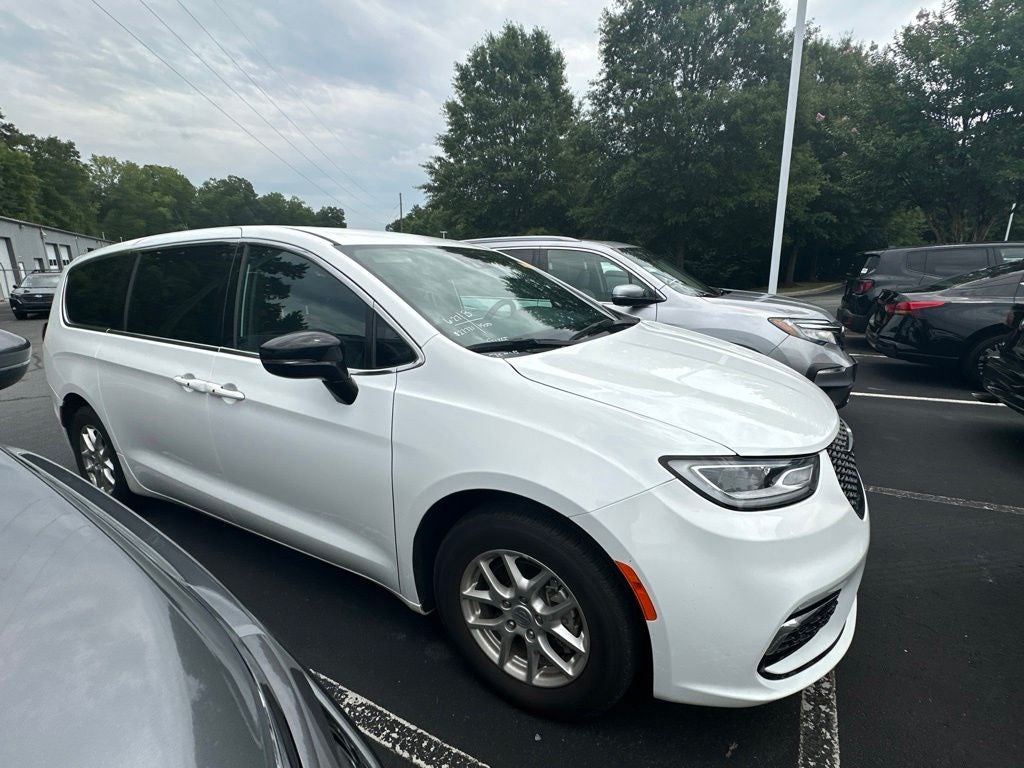 2025 Chrysler Pacifica Select